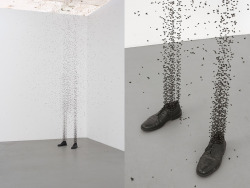 limagerie:  Antonio Paucar - Shoes that break the silence, 2009. Technical : dead flies, nylon thread,a pair of black shoes.