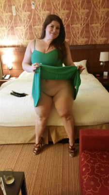 bbwjolly:  Click here to hookup with a local BBW  Love to life that skirt