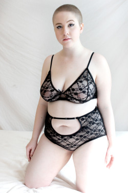 kurvendiskussionen:  bettiefatal:  Rowynne Black Lace Soft Bra and High Waisted Panty Set  someone was looking for this set resently - it’s available here!  