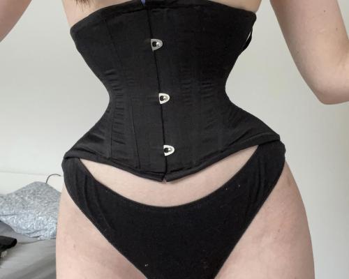 bustiers-and-corsets:  closed custom 18 inch from moriel corsetry, more info in comments