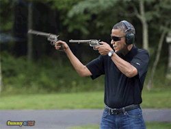 kick-my-ass:  welele:  Obama se posiciona a favor de las armas.  Obama es un pistolero :O
