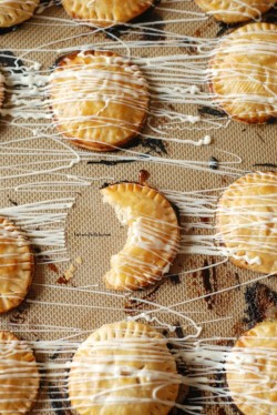 confectionerybliss:  Mini Lemon Hand PiesSource: Lemons for Lulu