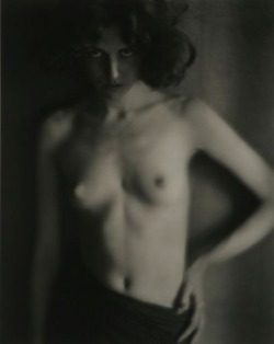 visualobscurity:  First Nude. Edward Weston, 1908. 