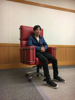 snknews: Isayama Poses in “Levi’s Red Chair” from Omni7 Omni7 has shared new photos of Isayama Hajime sitting as well as…kissing (??) the company’s replica of Levi’s red chair, originally conceptualized by Isayama for FRaU magazine and now