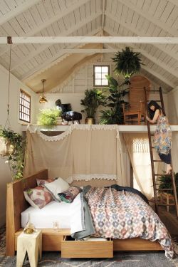 chasingthegreenfaerie:  (via (149) Cozy loft | Dream House | Pinterest | Loft, Beds and Lace Curtains)  