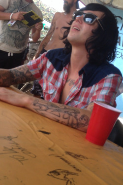 so i met sws but the warped people were being assholes so i snuck a picture HES SO FUCKING SKINNY