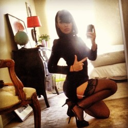 lecoledesfemmeslaurasfez:My serious #bondgirl #dress. Deeply in ❤ with it.