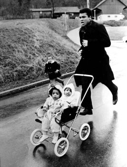  Muhammad Ali trains for fight, with daughters in tow. © 1971. CHICAGO. 