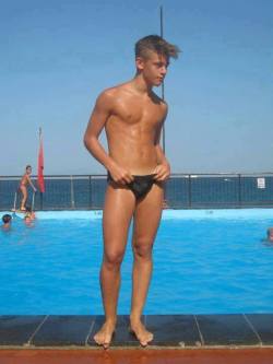 donc501:  just-a-twink-again:  slim, smooth, cute, tanned, wet… *__*  Love the hair 