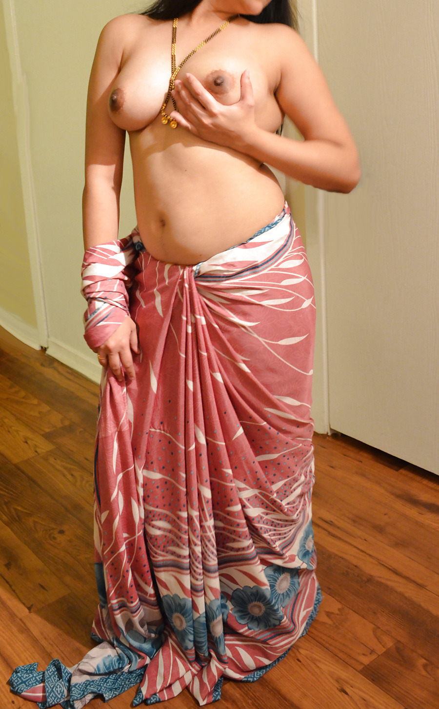 Indian mom boobs press saree arab