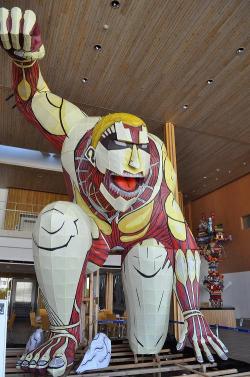 A nebuta figure of the Armored Titan can be seen in Oita as promotion for the Shingeki no Kyojin WALL OITA exhibition!Nebuta (ねぶた) is a parade float of a warrior-type figure.