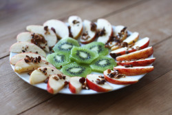 dailyoats:  The perfect sunny weather today had me craving a fresh and fruity snack - this was an apple sprinkled with my homemade cinnamon granola and a perfectly sweet kiwi. 