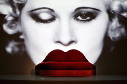  Mae West lips sofa, Salvador Dalí, 1937. 