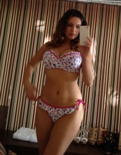 sexciiwomeninlingerie:  Someone leaked this set of cell phone photos online of model Kelly Brook…  Dammmm