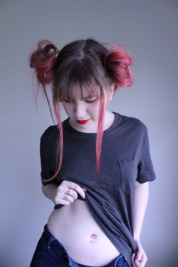 kaate&rsquo;s bellybutton piercing matches her hair- divine