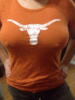 prettygreen71:  hotjuicykat:  Gotta love the Texas Longhorns! ;)  Great braless.  Texas big.nipples
