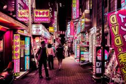 archatlas:    Tokyo’s Pink Glow   Xavier Portela takes us on a visual sojourn through the luminous landscape of Tokyo, saturating the sidewalks, streets and sights in a pink-hued glow. On a recent trip to Japan, Portela observed a distinct vibrancy