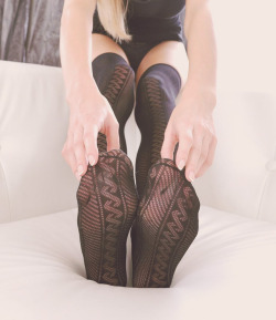 discreetdreams:  Feet in fashion black stockings