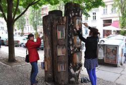 superescalifragilistica:  En Berlín se encuentra una pequeña biblioteca callejera formada por troncos caídos donados del Bosque de Reserva.  ¿Cómo funciona el servicio? En los troncos se cavaron espacios donde las personas colocan los libros que