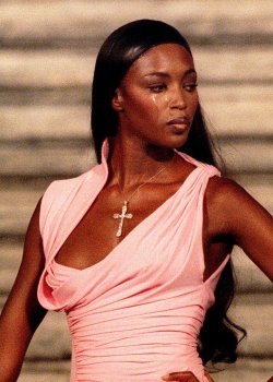 a-state-of-bliss:Naomi Campbell cries @ Gianni Versace Tribute Show, Rome 1997