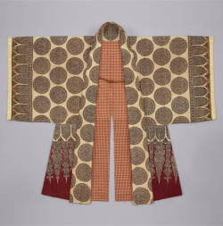 thekimonogallery:Sarasa Jinbaori Outer Garment with Geometric Design.  17th to 18th century , cloth from India, created into garment in Japan.  Matsura Historical Museum