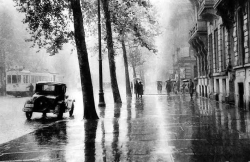 fewthistle:  Grand Boulevard, Paris. 1930.  Photographer: Léonard Misonne 