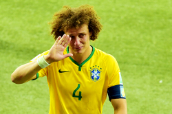 positiv-es:  sweetsdisaster: “I just wanted to see my people smile.” :( Essa foto me doeu mais do que 7 gols.   