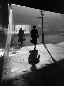 luzfosca:  Dark walkways, England, circa 1950 From Hulton Archive/Getty Images Thanks to m3zzaluna 