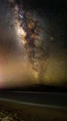 space-pics:  15 image panorama of the Milky Way in Maui [OC] [2000x3595]http://space-pics.tumblr.com/