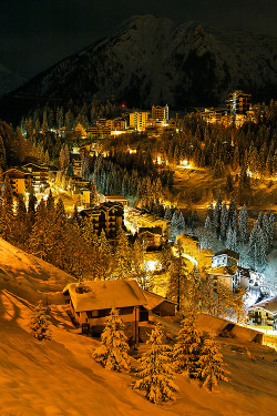 bluepueblo:  Snowy Night, Bergamo, Italy photo via susan 