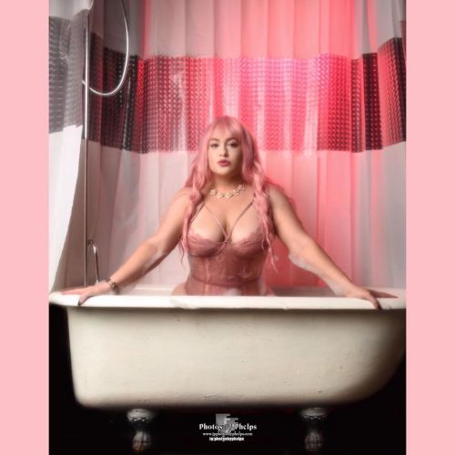 @therealmissred  showing a softer side #bubbles #cleavage #pink #thick #thickwhitegirl #photosbyphelps #baltimore #blackphotographer #stacked #imakeprettypeopleprettier #nikon #nikonphotography  www.jpphotosbyphelps.com  (at House of Photography Studio)