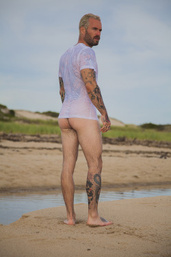 alanh-me:    34k+ follow all things gay, naturist and “eye catching”   