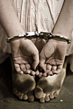 Handcuffed slave girl on her knees.Zakuta w kajdanki niewolnica na kolanach.