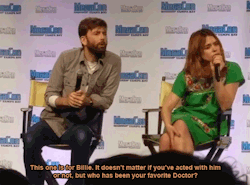 mizgnomer: David Tennant and Billie Piper at the Tampa Boy Mega Con (October 2016) …because I love his “Pick me!” body-language after the question is asked Video Source [ x ] 