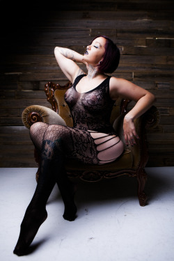 empress-eyrie:  Seated Model @empress-eyrie  Photography J.J Maher   IG: Empress_Eyrie ~ FB: Empress Eyrie  Leave caption or be blocked