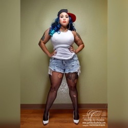#throwback with Dmt @dmtsweetpoison  latina magic never fails ;-) #photosbyphelps #thick #ink #tattoos #bluehair #stockings