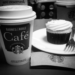 Afternoon #coffee ☕  #starbucks #barnesandnoble #travel #newyork #fifthavenue #blackandwhite (at Barnes and Noble 5th Ave)