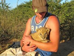 losing-every-extra-pound:  mommy-and-puppy-princess:  kittymills:  phototoartguy:  The lioness who hugs hoodies: Amazing pictures of abandoned big cat and her heartwarming bond with men who saved her This is enough to warm even the wildest of hearts.