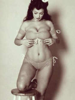 eu-ph-or-ia:  In 1955 this was considered the perfect body. She is so beautiful, body like this please. 