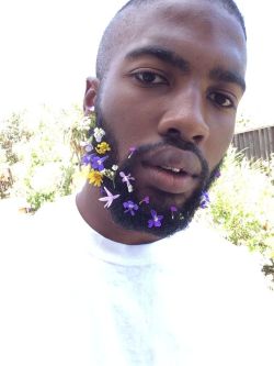 bagelbrother:  someone was like hey do a flower beard thing and i was like okay   BROTHER NATURE I CANT XD