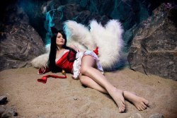 league-of-legends-sexy-girls:  Ahri Cosplay
