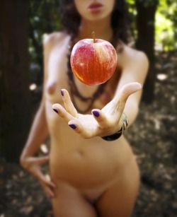 orgazmatrix:  La belle et la pomme Blanche-neige au teint d’arum Suspend ta bascule #haiku Crédit photo : Sabrina Dacos