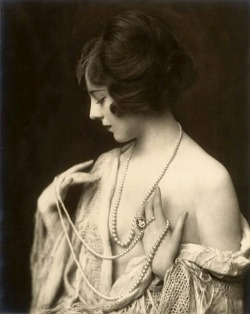  Ziegfeld girl, ca. 1920s 