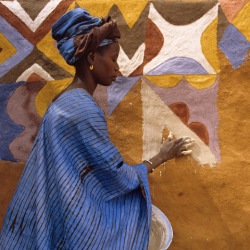 archatlas:  African Canvas Margaret Courtney-ClarkeThe Art of Africa is a casualtyof colonial exploitation, survivingprincipally in the museums ofother countries. ~ Nadine Gordimer“My objective in this work is to document an extraordinary art form