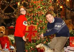 alfonsodisparioso:  fuckyeahhotactress:  Tina Fey and Jimmy Fallon  Merry Christmas everyone! 