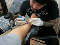 Y aquí, tatuando al bro, @ysaugusto #tattoo #tatuaje #tatu #tatoos #tatoo #tatto #tattos #tatuajes #ink #inklove #inked #inked #inkedman #rose #rosa #roja #red #brazo #arm #venezuela #lara #barquisimeto