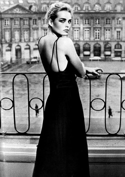  The beautiful Margaux Hemingway, who committed suicide the day before the anniversary of her grandfather, Ernest Hemingway’s own suicide. Photo by Helmut Newton. 