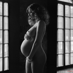 everthekinkier:cedorsey:  В ожидании маленького чуда - In Anticipation Of A Small MiraclePhoto Credit: (Galina Zhizhikina)   Women pregnant are beautiful…such magnificent things we are able to do with our bodies…amazes and delights