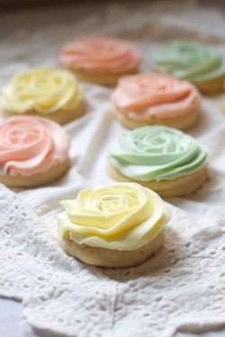 sweetoothgirl:  pastel “rose” sugar cookies