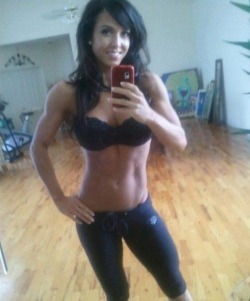 mirrorshot-girl:  Mirrorshot Girl http://tinyurl.com/p6obudv  Nice! You can train and workout all day on me☺️